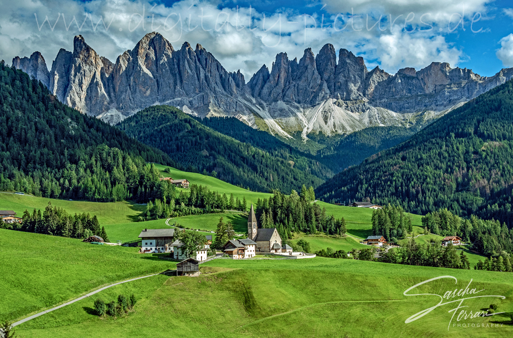 st. magdalena - sankt magdalena - dolomiten - südtirol - alto adige -  geislerspitzen - geislergruppe - villnöss - villnösstal - val di funes -  landschaftsfotos - landschaften - landschaftsbilder - berge - bergfotos -  alpen - kalender - fotokalender